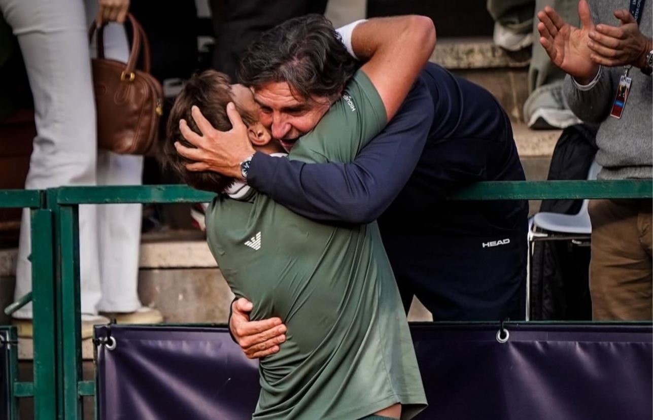 Jorge Aguirre abraza a un jugador tras un partido