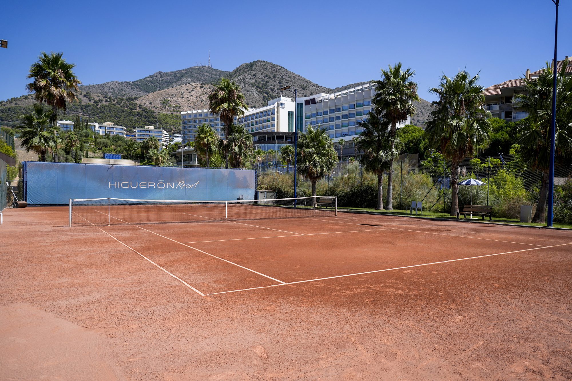 Pista de tierra de Higuerón Resort con el hotel al fondo