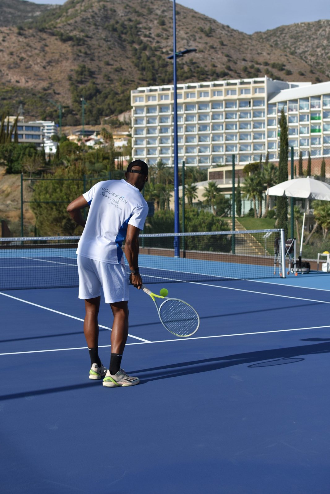 Jugador de Higuerón Tennis Center entrenando en pista dura