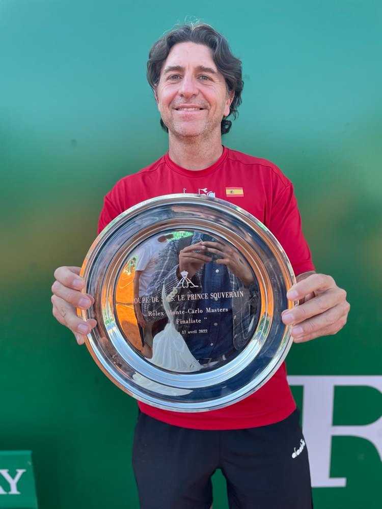 Jorge Aguirre con el trofeo de finalista del Rolex Monte-Carlo Masters