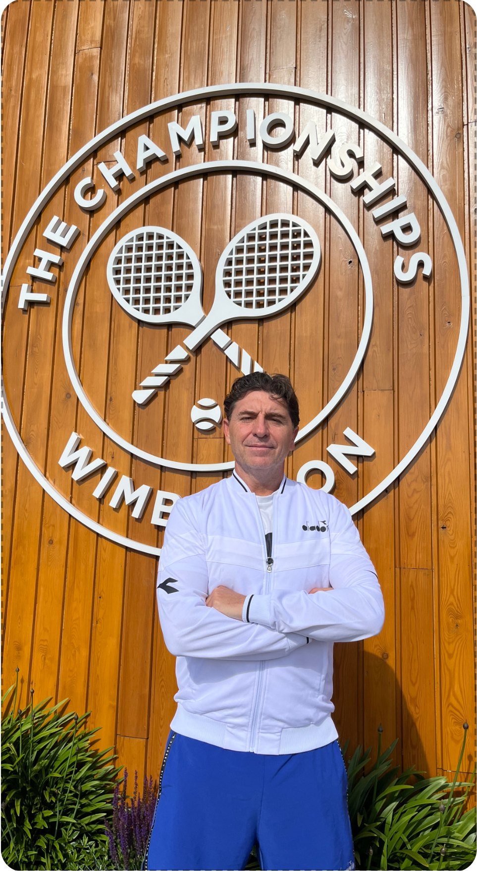 Jorge Aguirre frente al emblema de Wimbledon