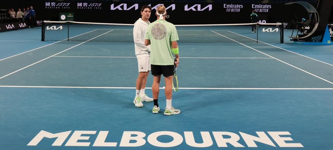 Jorge Aguirre con un jugador en la pista de Melbourne