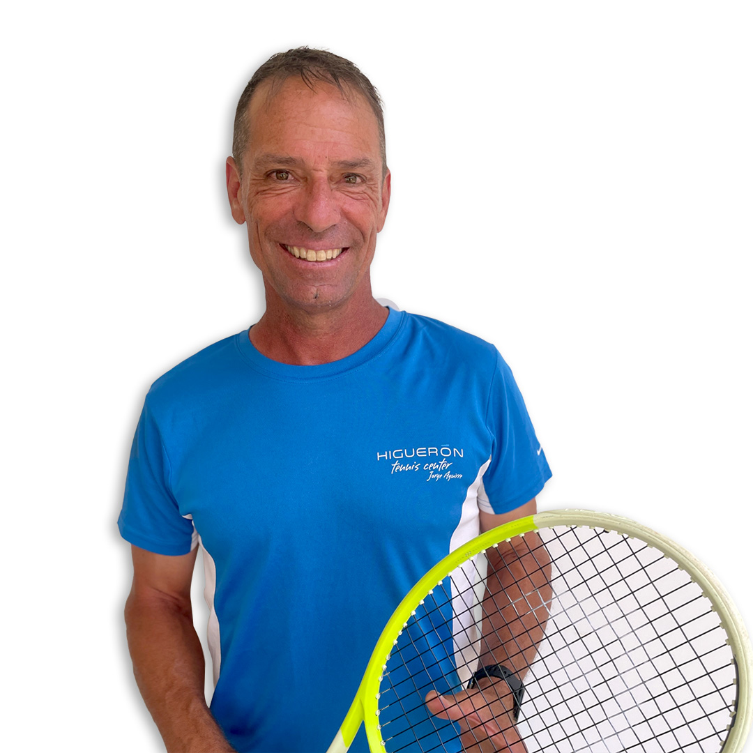 Medio plano de Víctor Sedín, entrenador y coach en Higueron Tennis Center: escuela de alto rendimiento de tenis de Jorge Aguirre.